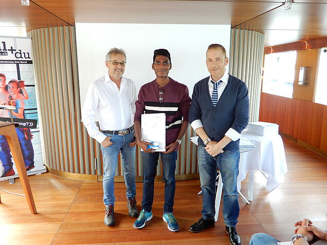 Bester Metallbaupraktiker 2019: Kirusanth Kirushnamoorthy erzielte die Note 5,4. Weiter im Bild: René Gujer (li.) und Gerardo Dapoto (re.).
