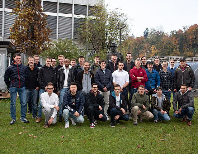 Dans le peloton de tête : les meilleurs apprentis 2021 devant le bâtiment de Steeltec à Emmenbrücke.