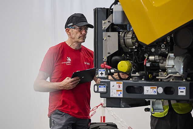L'expert Martin Schär vérifie le travail des participants.
