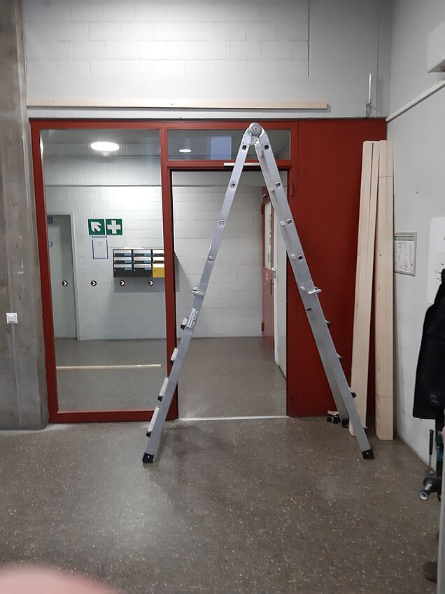 Danger sous-estimé dans la construction métallique : ancienne porte coupe-feu.