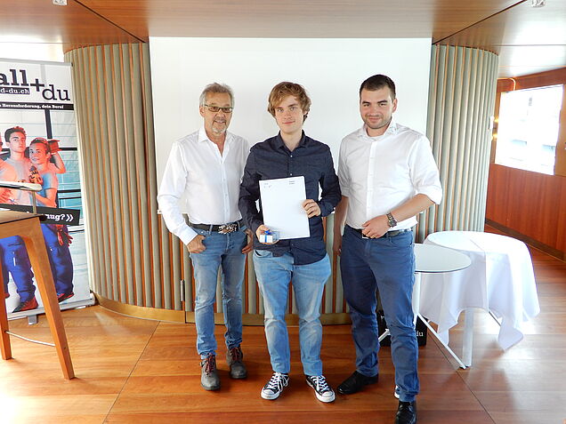Bester Motorgerätemechaniker 2019: Raphael Schäfer erzielte die Note 5,3. Weiter im Bild: René Gujer (li.) und Samuel Kocher (re.).