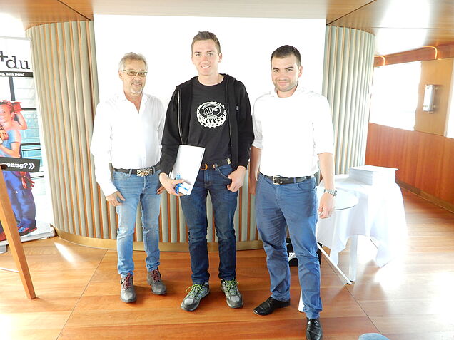 Meilleur mécanicien en machines agricoles 2019 : Lukas Moser a obtenu la note de 5,4. Aussi sur la photo : René Gujer (g.) et Samuel Kocher (dr.).