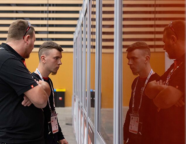 WorldSkills : Julian en discussion approfondie avec l'expert Rémy Mornod.