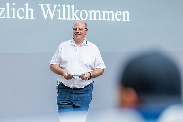 Präsident Rolf Hunziker begrüsst die neuen Berufsleute und die Gäste.