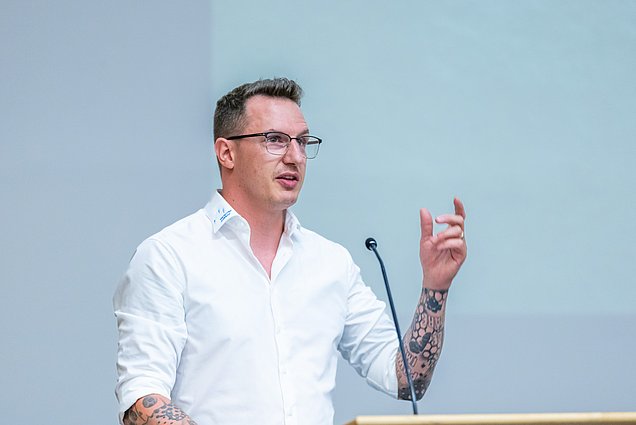 Matthias Stocker, Chefexperte, ehrt die neuen Metallbaupraktiker und Metallbauer