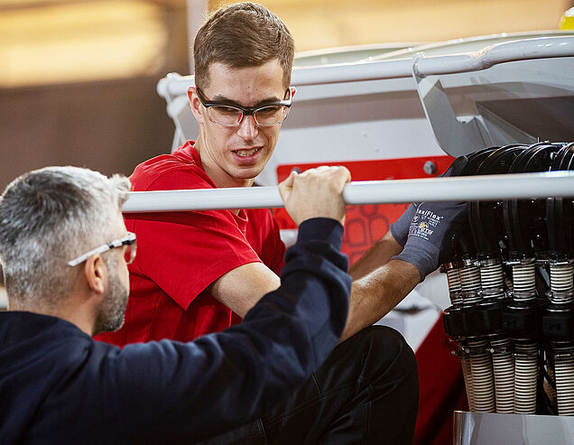 Est-ce correct ? Sandro Weber en train de travailler sur la machine à semer.