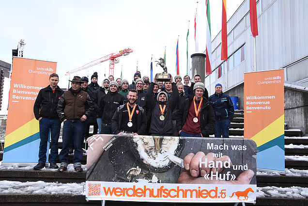 Gruppenbild mit Teilnehmenden und Unterstützern.