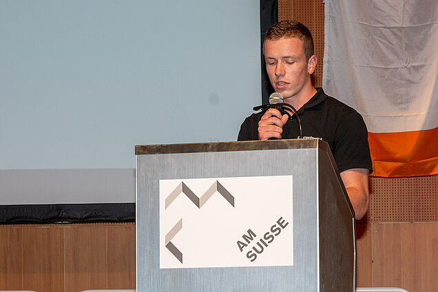 Antoine Cottens, vainqueur des EuroSkills et des derniers SwissSkills, annonce les meilleurs apprentis.