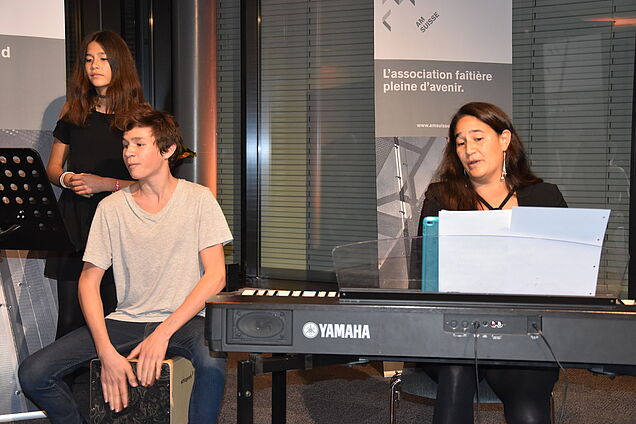 Un encadrement musical avec Noe Ito, Nicola und Liana Fröscher (d.d.à.g.).