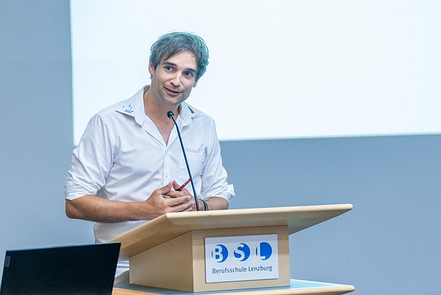 Joël Nietlisbach, Chefexperte der Metallbaukonstrukteure erklärt die Prüfung.