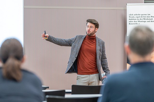 Sandro Rechsteiner stellt die Firma Würth Innovation vor