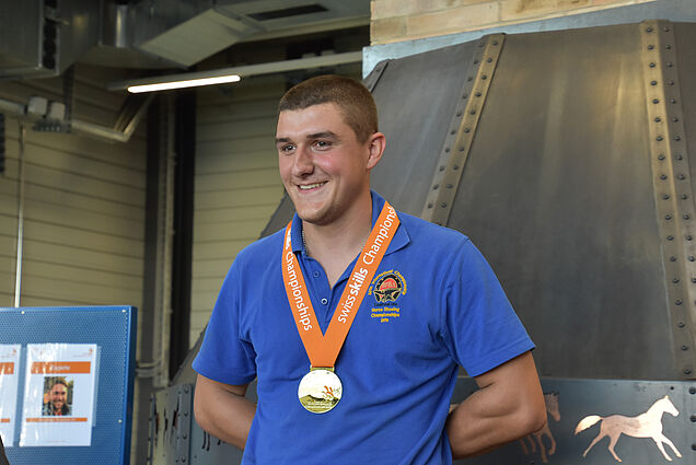Daniel Oetiker de Siggenthal Station AG a remporté la médaille d’or aux SwissSkills Championships 2020 des maréchaux-ferrants.
