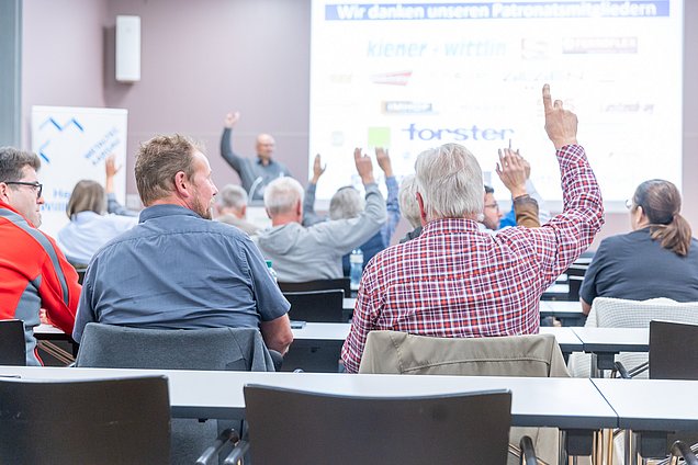 Die Mitglieder stimmen ab