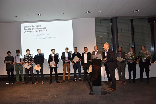 Patrick Fus, direttore di Metaltec Suisse, si congratula con i 26 diplomati.