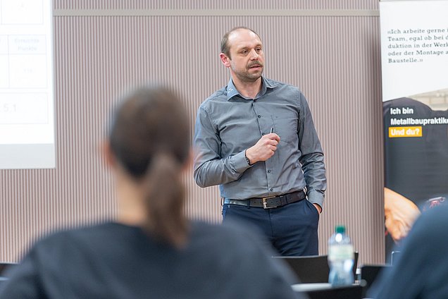 Martin Strzodka informiert über die Überarbeitung des Bildungsplans