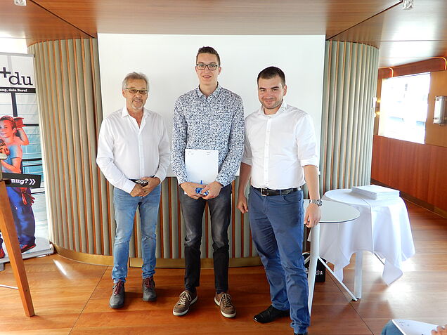 Bester Baumaschinenmechaniker 2019: Florian Kuhn erzielte die Note 5,6. Weiter im Bild: René Gujer (li.) und Samuel Kocher (re.).