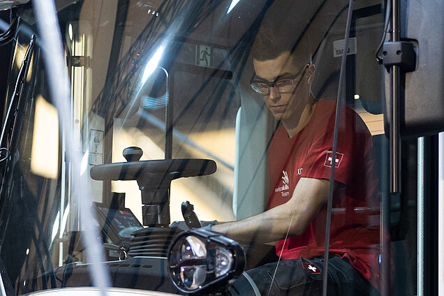 Sandro Weber en pleine action sur la chargeuse sur pneus Liebherr.