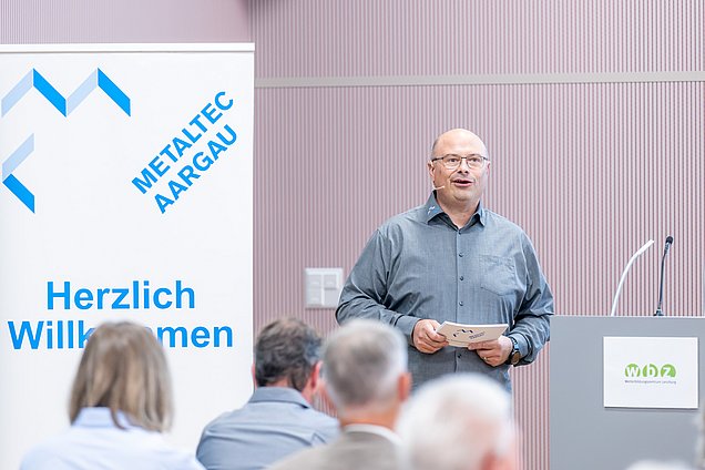 Interim Präsident Rolf Hunziker führt durch die Versammlung