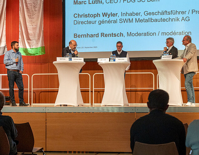 Auf dem Podium, v.l.n.r.: Gaël Krebs, Christoph Wyler, Marc Lüthi, Peter Jakob und Moderator Bernhard Rentsch