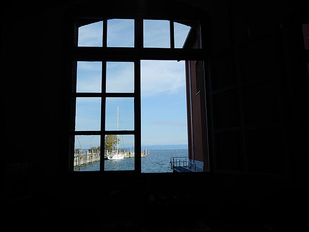 Draussen wartet die Zukunft: Blick durch das Fenster des Werftgebäudes.