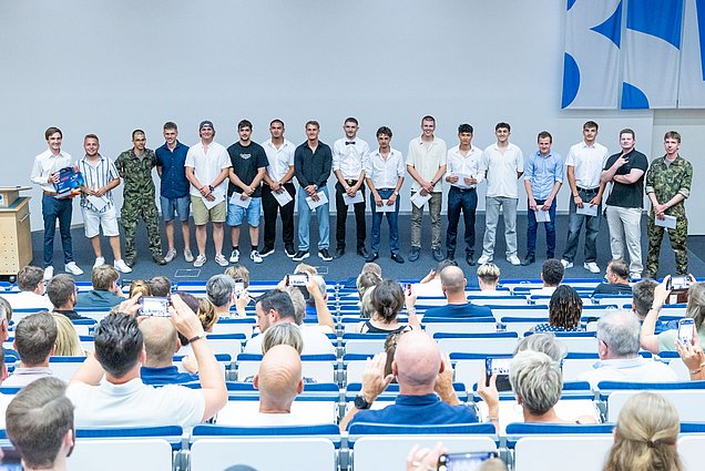 21 diplomierte Metallbauer